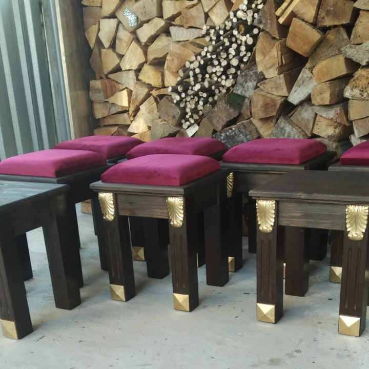 Tallado de hojas de acanto en molduras de capiteles