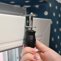 Fastening fitting for bamboo roller blinds with 2G mechanism