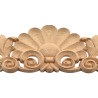 A timpanon központi kagyló motívuma tekergő növényi indákkal.