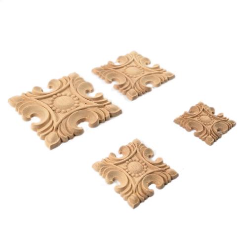 Vierkante houten decoratie-elementen met een acanthuspatroon