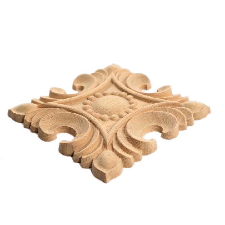 Négyszög alakú fafarágás például igényes sarokdísz lehet szekrény ajtón.