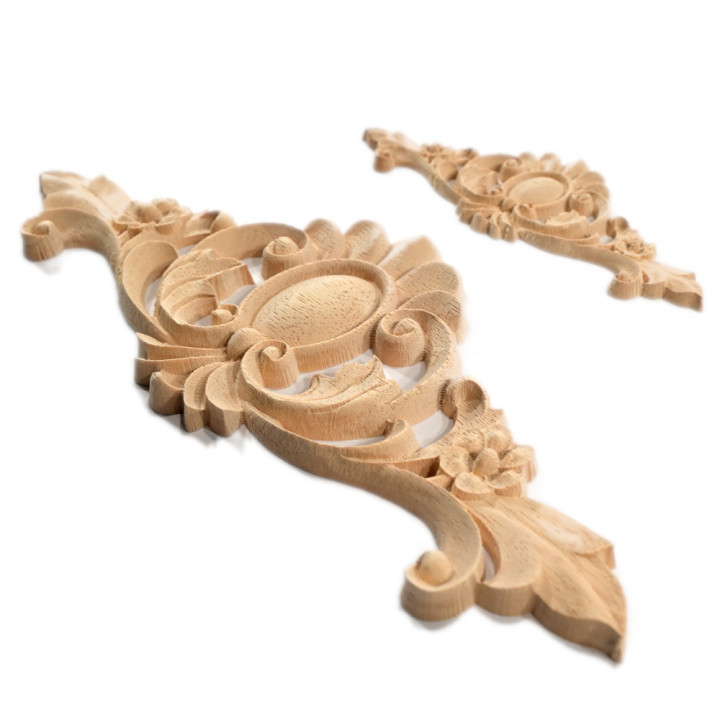 Fronton avec sculpture sur bois et fleurs motif