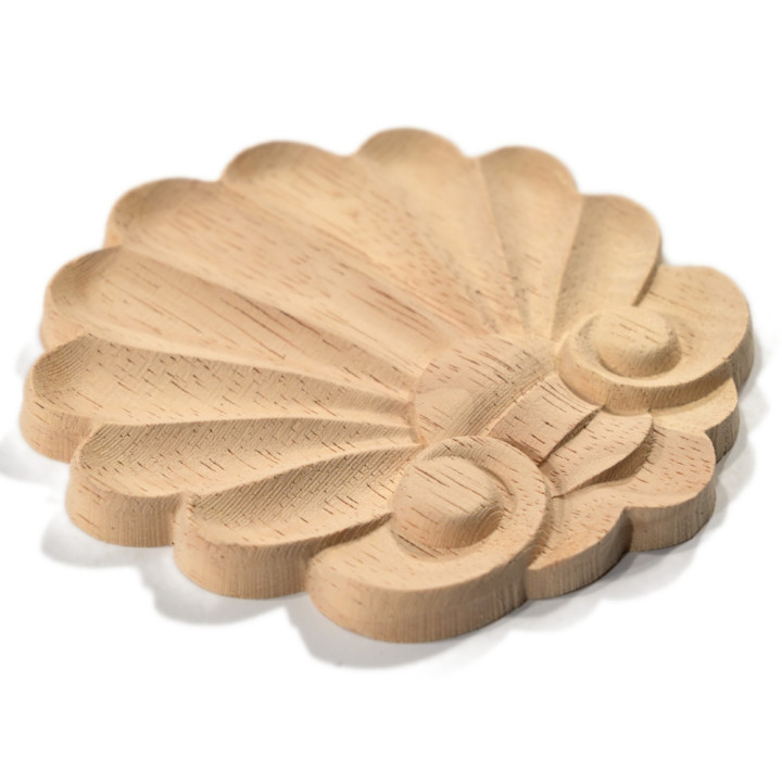 Tallas de madera con motivos de conchas de Santiago en Naturtrend Shop