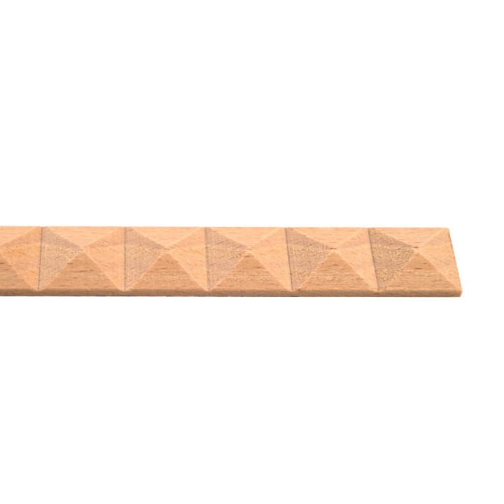 Dřevěná lišta s motivem pyramíd z buku. Je to dřevo, s přírodní barvou