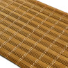 Pátio com persianas exteriores de bambu