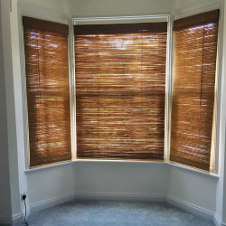 Bambusist aknatagede rulood, mis on valmistatud naturtrend shop'is mõõtu järgi ja koju kätte toimetatud.