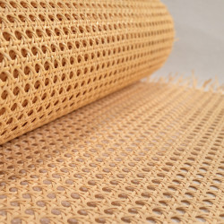Plecionka wiedeńska stworzona jest z naturalnego materiału zwanego rattanem.
