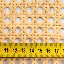 Een patroon van 2 gaten per 1 inch is het kenmerk van deze rotan stof.