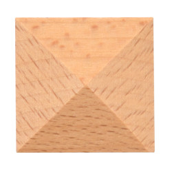 Een houten piramide kan bijvoorbeeld een hoekornament zijn in een meubelreparatieproject.