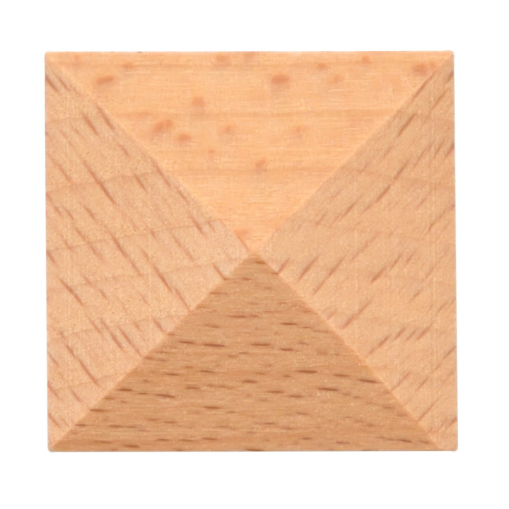 Dřevěné pyramida dřevořezby v různých velikostech