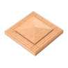 Kwadratowe piramidy rzeźbione w drewnie, listwy narożne z drewna