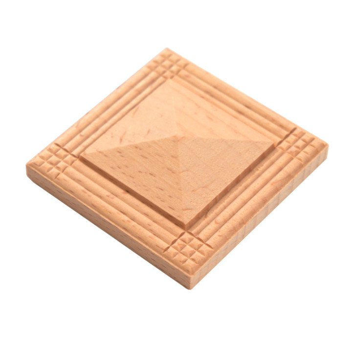 Rzeźby z drewna w kształcie kwadratowej piramidy z dostawą do domu
