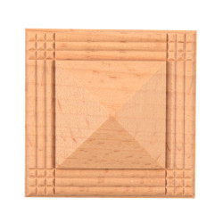 Zierornamente aus Holz mit Pyramiden Motiv