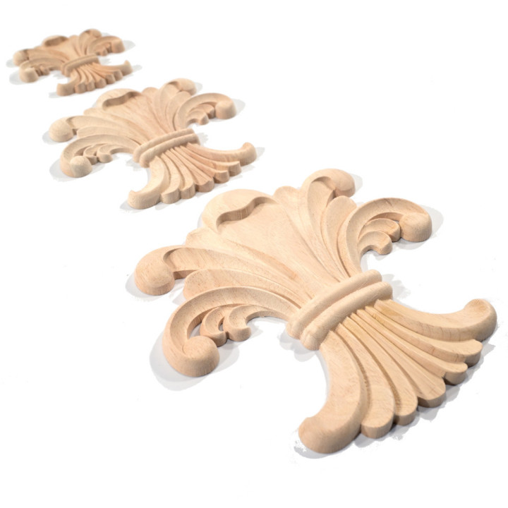 Applicazioni in legno di varie dimensioni intagliate in legno naturale