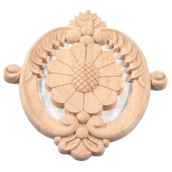 Geschnitzte Ornamente und Türverzierungen bei Naturtrend