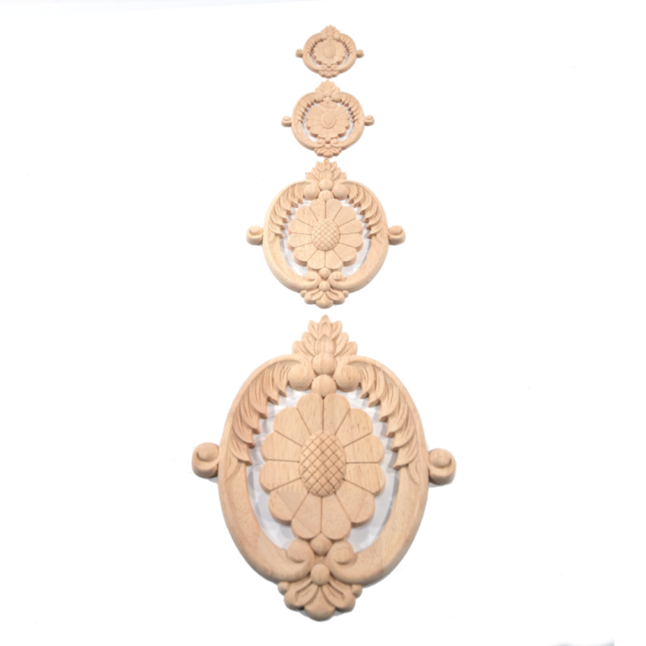 Geschnitzte Ornamente und Türverzierungen bei Naturtrend