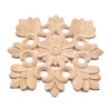 Houten ornamenten in de vorm van sneeuwvlokken