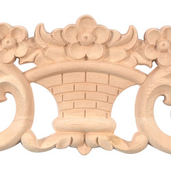 Vyřezávaný dřevěný ornament s motivem květinového koše