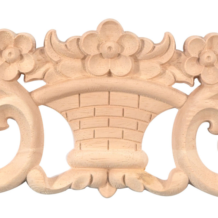Vyrezávaný drevený ornament s motívom kvetinového koša
