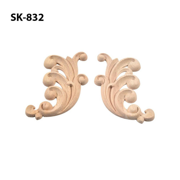 Decorative corner element with acanthus leaf carving