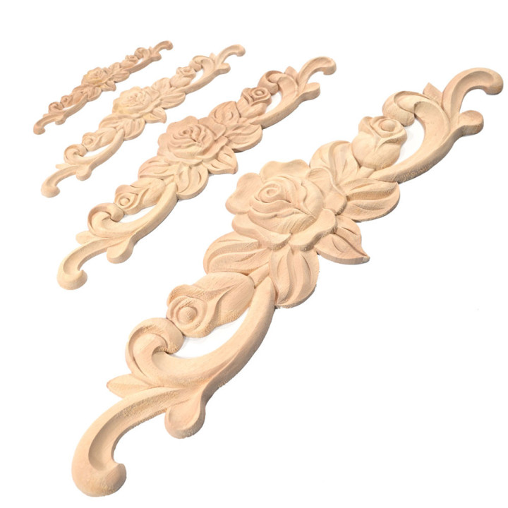 Ornamenti in legno intagliato di varie dimensioni
