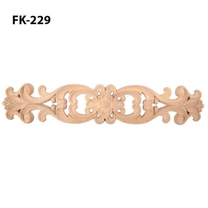 Esculturas em madeira decoradas com motivos florais.