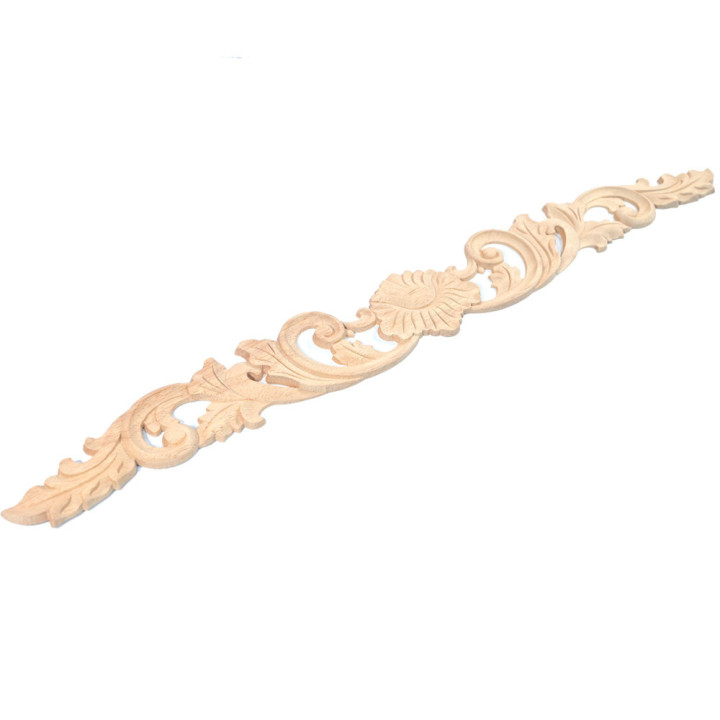 Tallas de madera con motivos florales decoran la puerta.