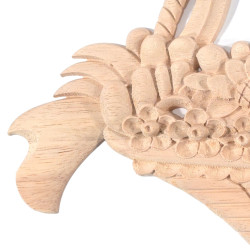 Izrezljan okrasek iz lesa v obliki cvetlične košare