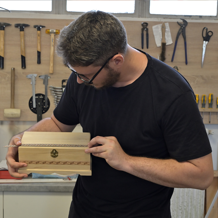 Intarsiamaterjal kinkekarpide valmistamiseks.