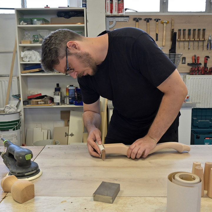Πόδια από φυσικό ξύλο για την ανακαίνιση επίπλων.