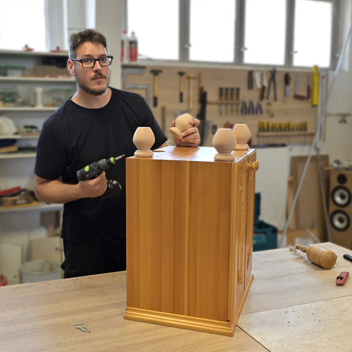 De firkantede ben til møbler kan monteres med en enkelt skrue.