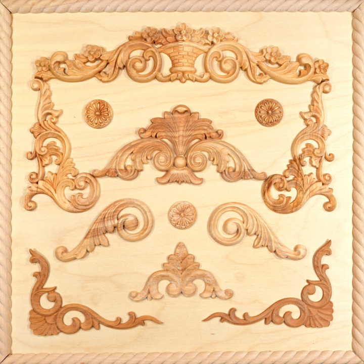 Sculture in legno e sculture in legno con motivi floreali.