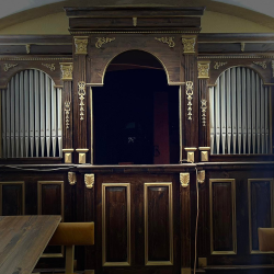 Levél mintájú faragvány egy templomi orgona díszeként.