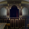 Dekorative Holzleisten als Verzierung für eine Orgel.