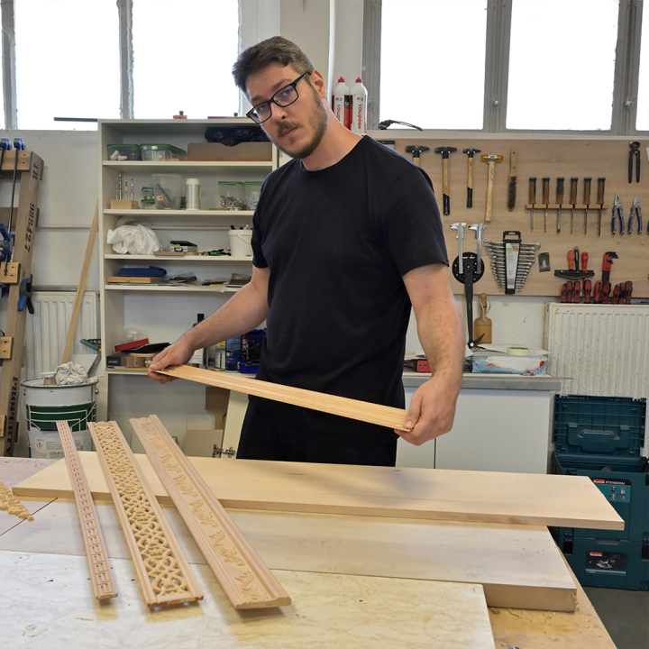 Dekoratyvinė medinė apdailos juosta, pagaminta iš bukmedžio
