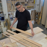Das gleichmäßige Motiv dieser  Zierleiste Holz Ausführung ist für alle Möbeldesign geeignet