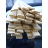 As tiras de bambu estão disponíveis em natural e castanho para a confecção de treliças decorativas.