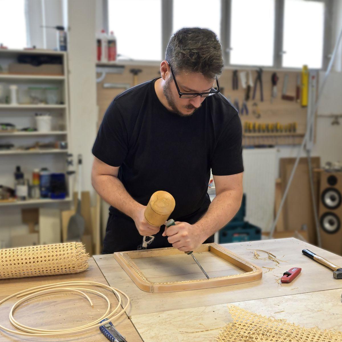 Reparação especializada de cadeiras thonet e caning profissional de cadeiras. Compre cintas de vime de qualidade superior ao rolo para restauro de mobiliário e divisórias de espaços. 10% de desconto em rolos completos!
