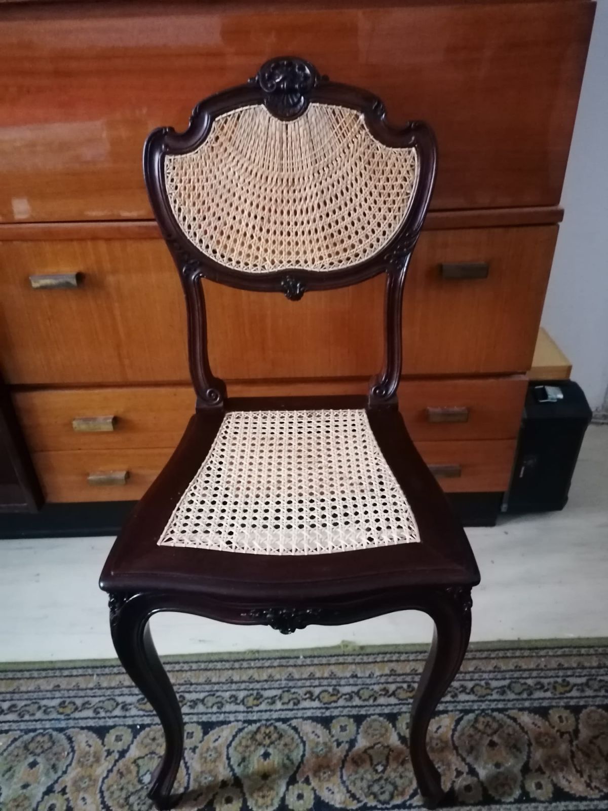 Gamla möbler får nytt liv. För restaurering och renovering, köp kvalitetsband av sockerrör för reparation av stolar från vår webbshop.