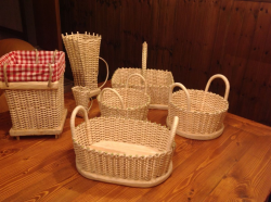 You can store a lot of things in a hand-woven basket. Made from natural materials like xs, it is easy to make by hand. Try it!