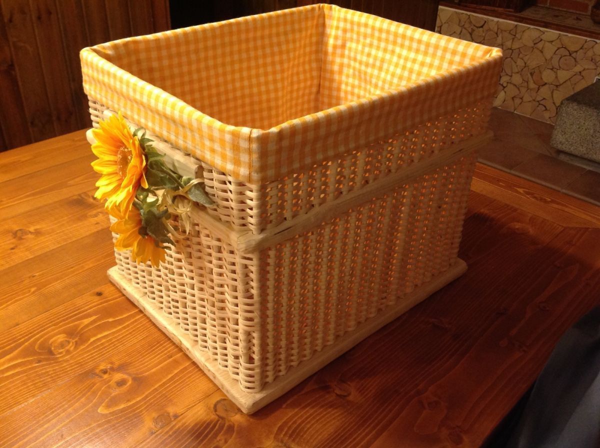 Prosty koszyk z naturalnym pięknem do dekoracji stołu. Ręcznie pleciony. Wykonany z materiału rattanowego, trzciny i rdzenia rattanowego.