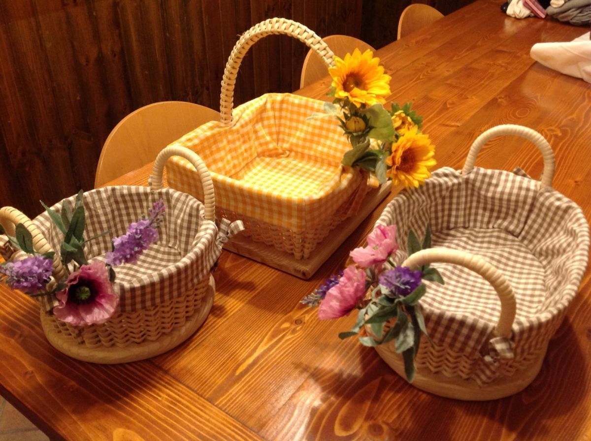 Lleve las celebraciones de la vida cotidiana a su hogar con estas cestas tejidas a mano con materiales naturales de ratán, por ejemplo: núcleo de ratán, caña de atar, caña de silla, caña de ratán plana