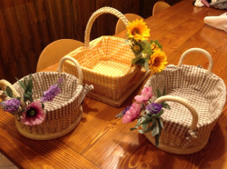 Пренесете празниците на ежедневието в дома си с тези ръчно изплетени кошници, изработени от естествени материали от ратан, например: сърцевина от ратан, тръстика за връзване, тръстика за стол, плоска тръстика от ратан.