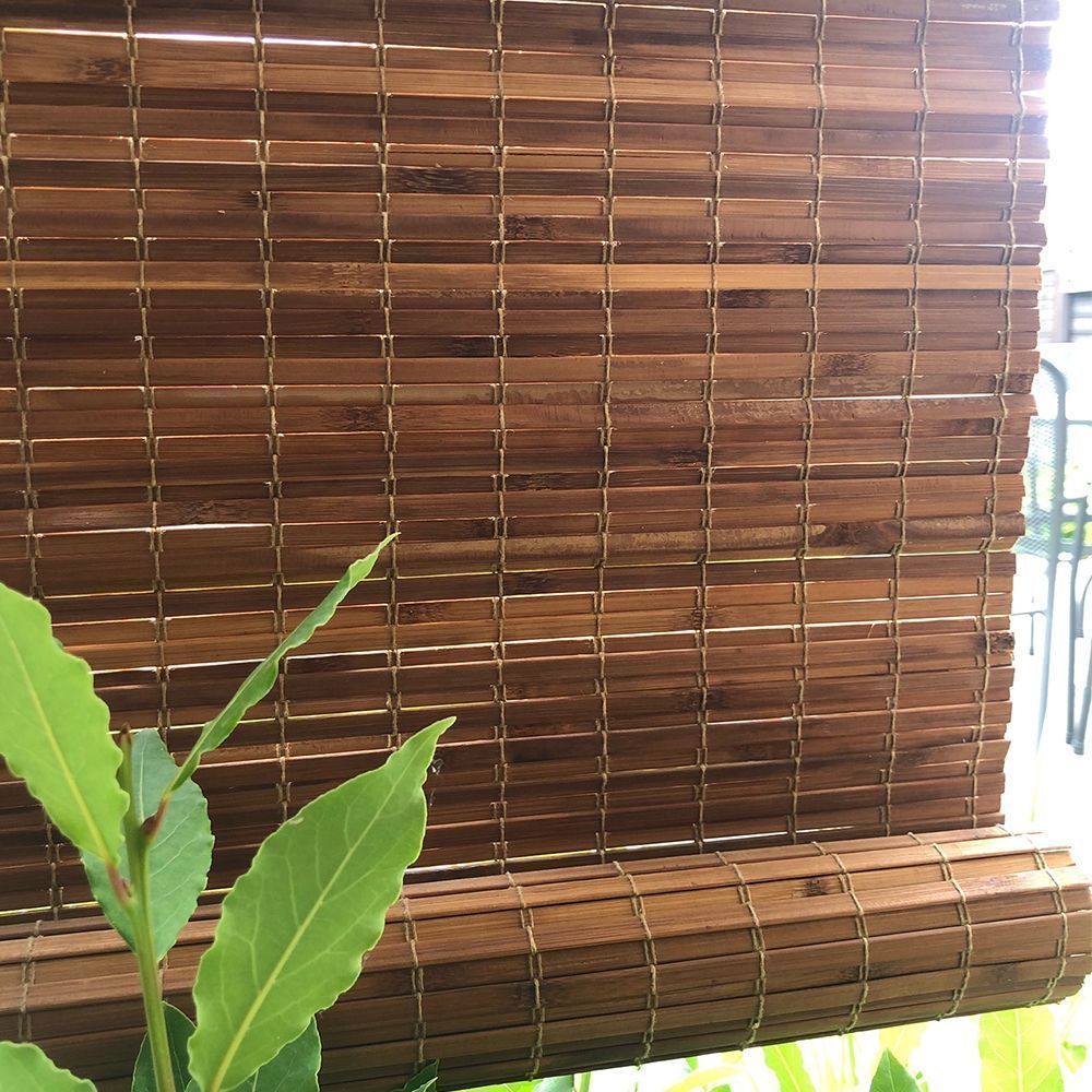Os estores de bambu podem ser encomendados em qualquer tamanho. Pode escolher entre seis materiais de bambu diferentes em quatro acabamentos diferentes. Para utilização no exterior e no interior.