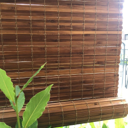 Las persianas de bambú pueden encargarse en cualquier tamaño. Puede elegir entre seis materiales de bambú diferentes en cuatro acabados distintos. Para exterior e interior.