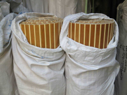 BT-17+5-NB-2 je zanimiv del naše ponudbe zaščite za bambusove stene, saj se v njej izmenjujeta dva bambusova trakova. Svetli in temni, široki 17 mm in 5 mm, z lakirano površino.