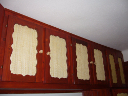 O painel de rotim e as inserções da porta são feitos de cana de rotim natural. Pode escolher o tecido de cana de vime. Leve e fino, é fácil de trabalhar.