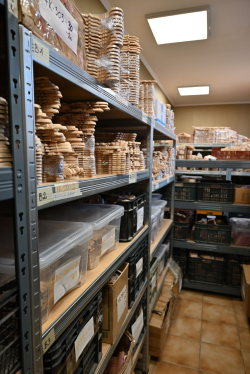 Hundratals olika prydnadsföremål kan beställas från träsnideriets lager. Snabb och säker leverans.