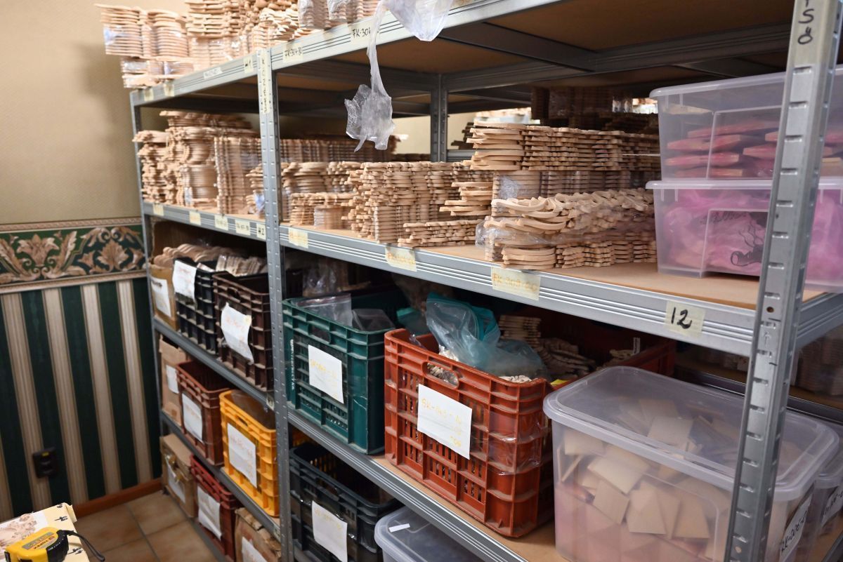 Du kan bestille hundrevis av forskjellige treskjæringer fra treskjæringsbutikkens lager. Rask og sikker levering.