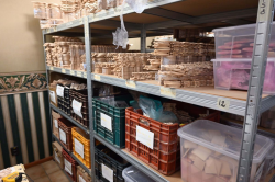 Hundratals olika snidade träprydnader kan beställas från träsnideributikens lager. Snabb och säker leverans.